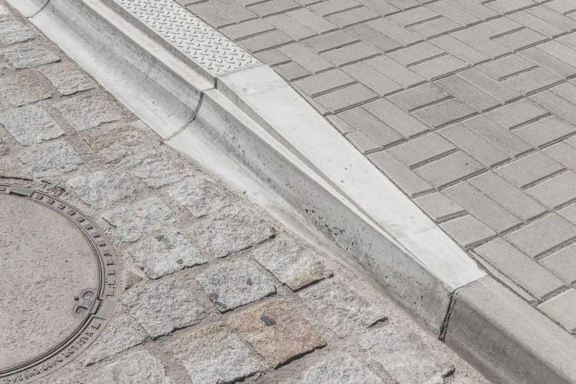 BEST-ZASTÁVKOVÝ OBRUBNÍK PŘECHODOVÝ PRAVÝ — PŘÍRODNÍ