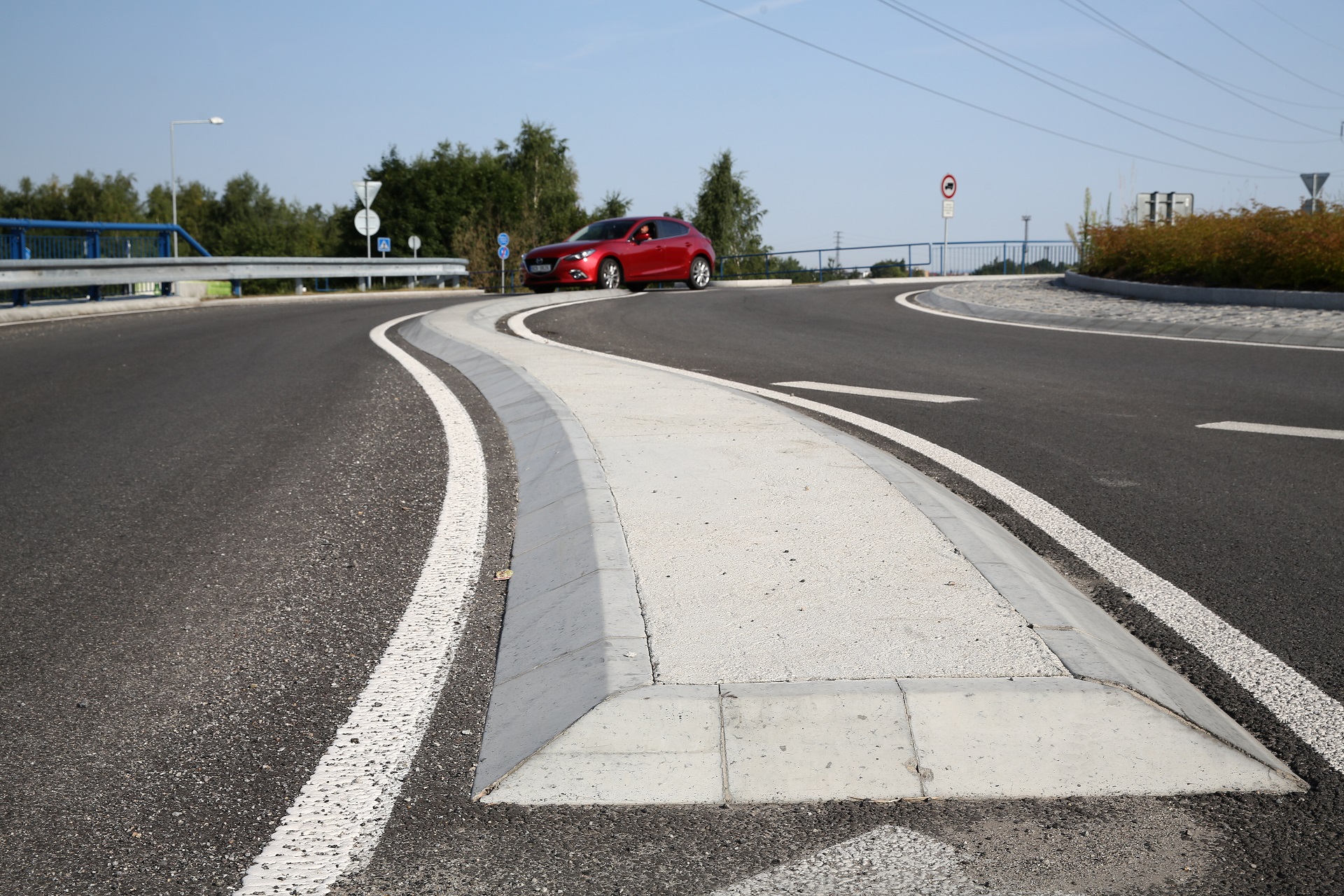 CSBETON - Obrubník silniční KO ke kruhovým objezdům vnitřní oblouk R 1 — foto