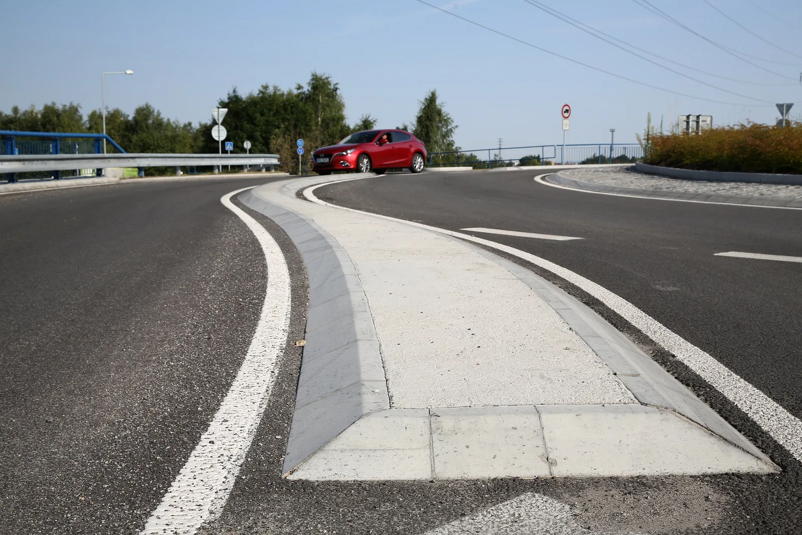 CSBETON - Obrubník silniční KO ke kruhovým objezdům vnitřní oblouk R 1 — foto