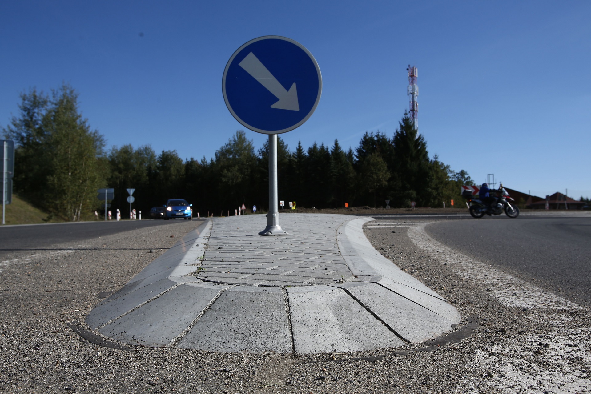 CSBETON - Obrubník silniční KO ke kruhovým objezdům vnitřní oblouk R 1 — foto