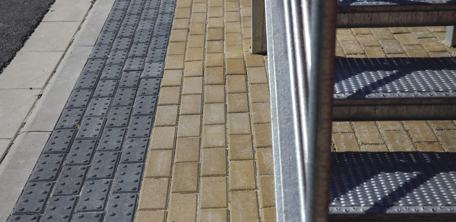 CSBETON - Neskladebná dlažba Cihla pro nevidomé 8 cm — foto