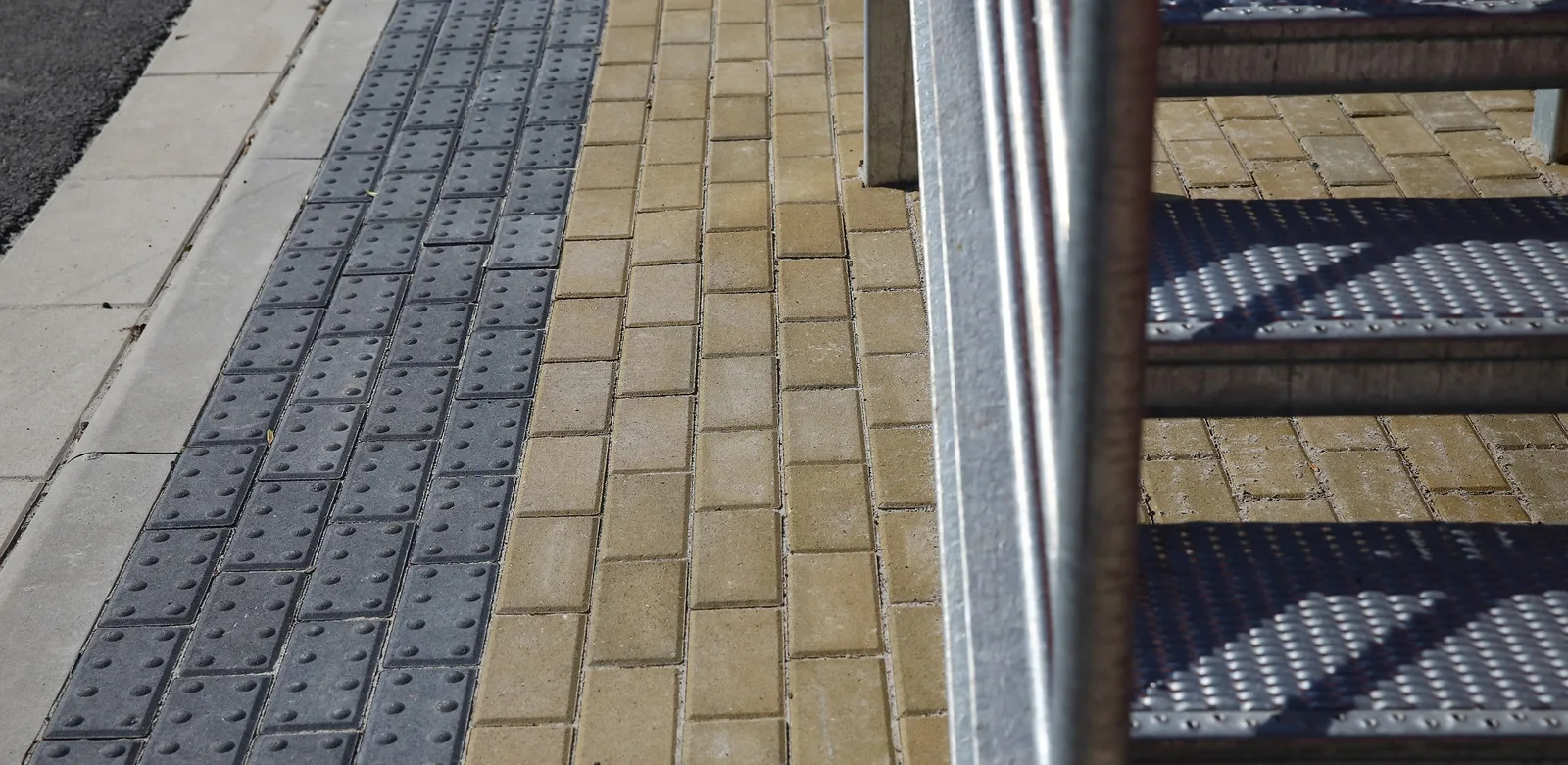 CSBETON - Neskladebná dlažba Cihla pro nevidomé 8 cm — foto